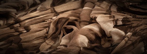 Tissu en soie marron, motif floral. Ondulation ondulée. Onde fine à la surface du tissu. Texture de fond, ornement décoratif - Photo, image