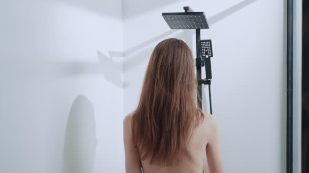 modelo femenina duchándose en la mañana - Metraje, vídeo