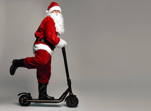 Père Noël chevauchant un scooter électrique
 - Photo, image