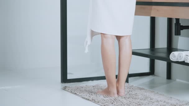 toalla blanca cubierta femenina en el baño - Metraje, vídeo