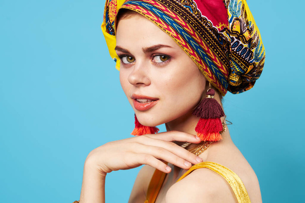 hermosa mujer en turbante multicolor atractivo look Joyería sonrisa aislado fondo - Foto, Imagen