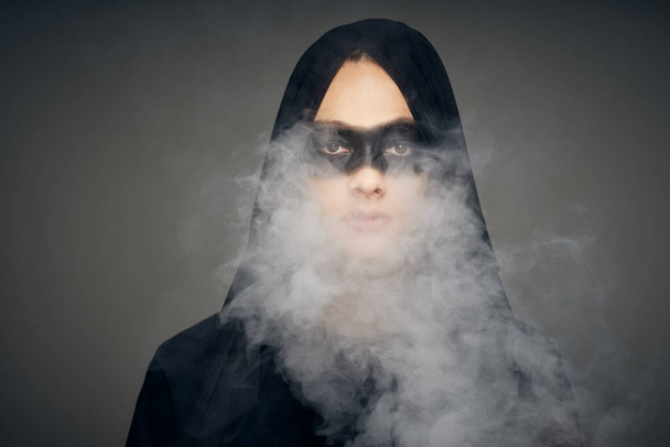 hombre en negro máscara halloween horror fantasma oscuro fondo - Foto, Imagen