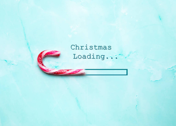 Wesołych Świąt koncepcja, Christmas loading bar z trzciny cukrowej widok z góry na jasnoniebieskim tle, Wakacje, Koncepcja Bożego Narodzenia nowoczesny design czeka na przestrzeni kopii xmas - Zdjęcie, obraz