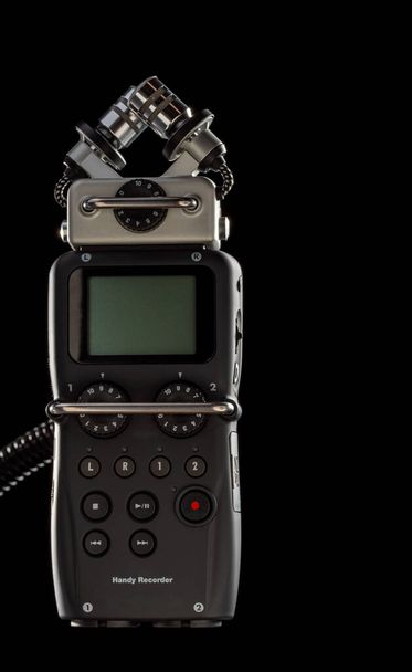 Feldrecorder-Mikrofon ZOOM H5 isoliert auf schwarzem Hintergrund. - Foto, Bild