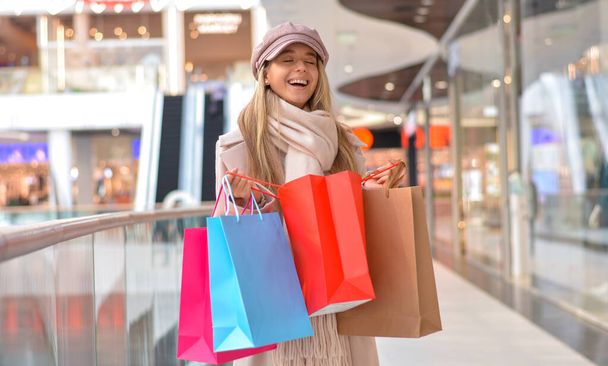 Ευτυχισμένο κορίτσι με τσάντες για ψώνια στο εμπορικό κέντρο. Πωλήσεις. Εμπορικό Κέντρο.Cyber Δευτέρα.Μαύρη Παρασκευή - Φωτογραφία, εικόνα