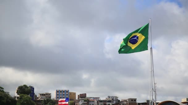 salvador, bahia, brésil - 20 juillet 2021 : Le drapeau du Brésil est vu sur un mât dans la ville de Salvador. - Séquence, vidéo