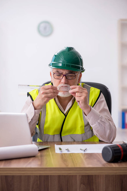 Old male architect working in the office - Photo, Image