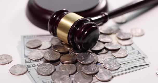 Soudce kladívko s penězi a mincemi na stole zpomalený film 4k - Záběry, video