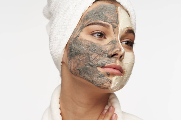 Frau mit Maske auf dem Gesicht Handtuch auf dem Kopf Hautpflege Verjüngung - Foto, Bild