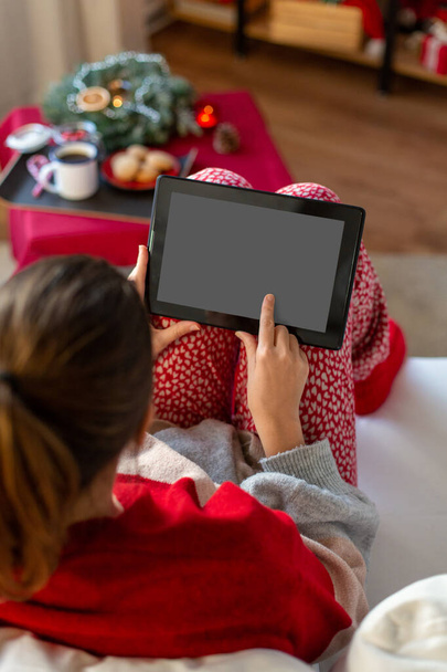 woman with tablet computer at home on christmas - Foto, Imagen