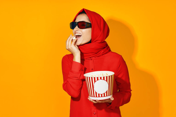 Muslim virtual reality movie fashion fun movie yellow background - Fotografie, Obrázek