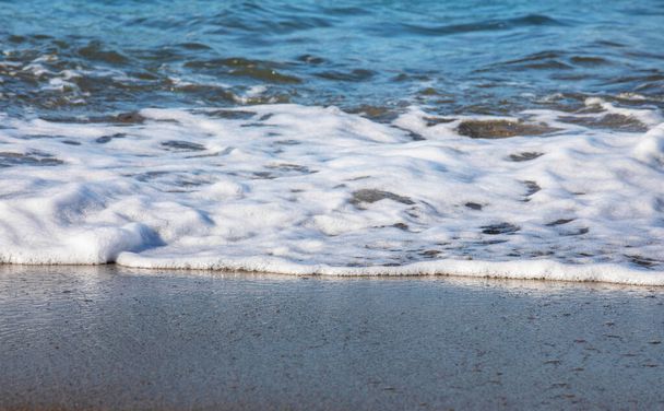 абстрактный фон, морская пена на мокром песчаном пляже, горизонтальный - Фото, изображение
