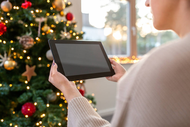 mujer con la tableta PC en Navidad en casa - Foto, Imagen