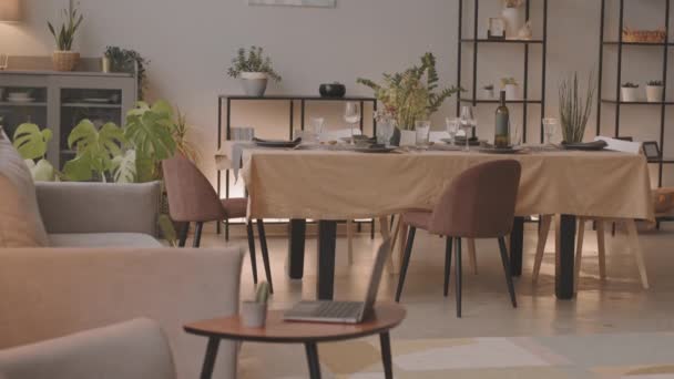 Dlouhý pohled na prostřený jídelní stůl v obývacím pokoji doma ve dne - Záběry, video