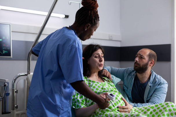 Assistente médico segurando a mão da mulher grávida - Foto, Imagem
