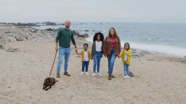 Portrét šťastné smíšené rasy rodiny na pláži - Záběry, video