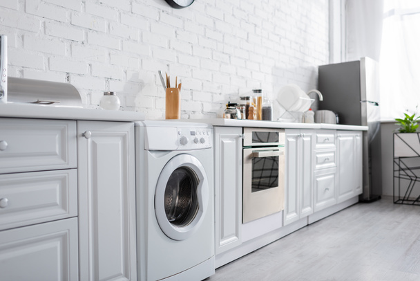 Beyaz ev aletleriyle modern mutfak - Fotoğraf, Görsel