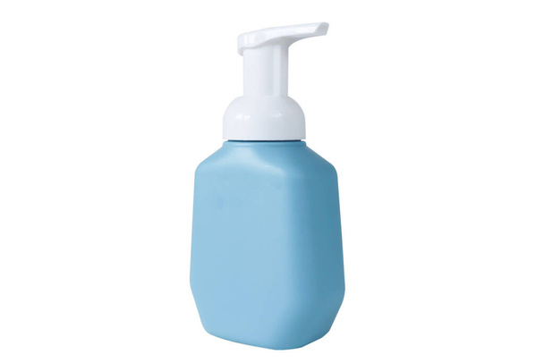 Flacon en plastique bleu avec savon sur fond blanc isolé. - Photo, image