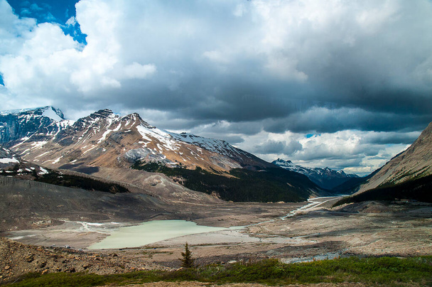 Jezioro lodowca w Parku Narodowym Jasper w zachodniej Kanadzie - Zdjęcie, obraz