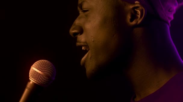 Duygusal Siyah Şarkıcı Adam Karanlık Stüdyoda Mikrofon Yakınında Şarkı Söylüyor - Video, Çekim