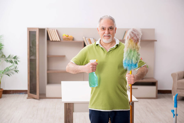 Alter Mann putzt das Haus - Foto, Bild