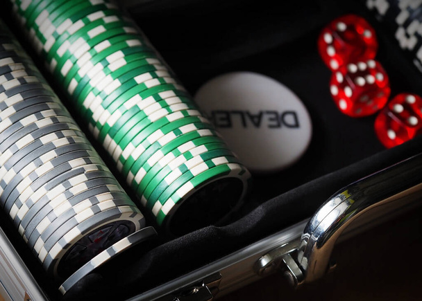 красный игровой диск, покерные пластиковые фишки, крупный план, макрофотография, селективный фокус, размытый фон, концепция риска, биржевая игра, казино, азартные игры, азартные игры, возбуждение - Фото, изображение
