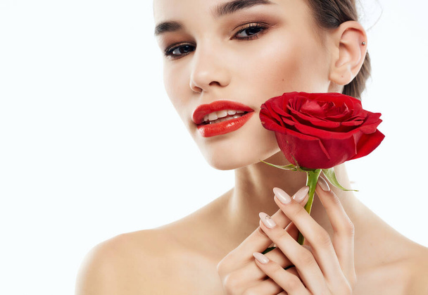 μελαχρινή με λαμπερό μακιγιάζ κρατώντας τριαντάφυλλο στο χέρι - Φωτογραφία, εικόνα