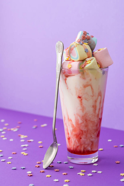 Milkshake with fruit syrup and multicolored marshmallows - Zdjęcie, obraz