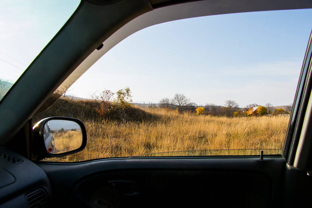 Auto spiegel en snelweg uitzicht, zwarte auto en natuur landschap in Georgië - Foto, afbeelding