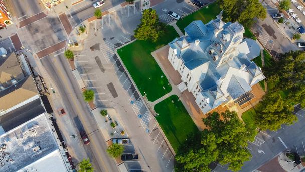 Top pohled na Hodinová věž a Historic Hood County Courthouse v centru Granbury, TX, USA. Zeleň a posezení pro návštěvníky s jedinečnými butiky, restauracemi, nejlépe okouzlující městečko - Fotografie, Obrázek