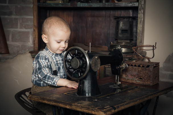 boy playing with sewing-machine - Foto, Bild