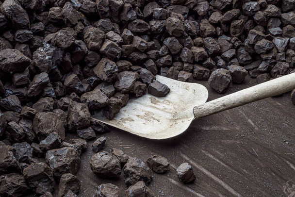 Lopata a hromada hnědého uhlí na topení - Fotografie, Obrázek