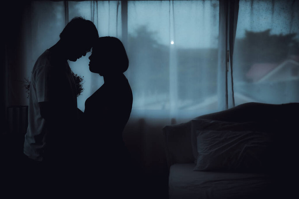 silhouette romantico tempo coppia dolci sogni in camera da letto di notte - Foto, immagini