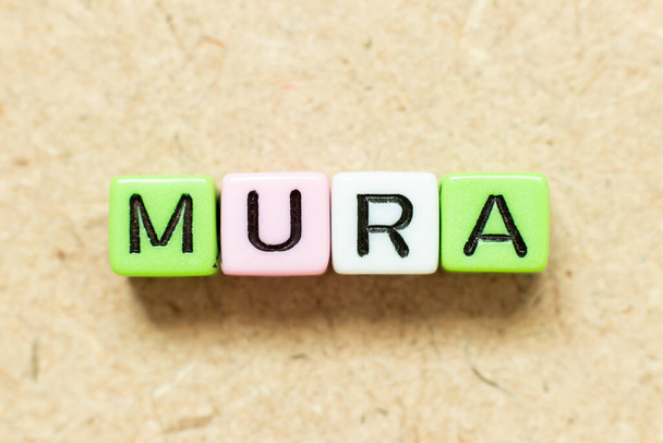 Цвет алфавита буква блока в слово Мура на деревянном фоне - Фото, изображение