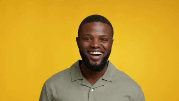 Portrét usmívající se pohledný afroameričan chlap při pohledu na fotoaparát - Záběry, video