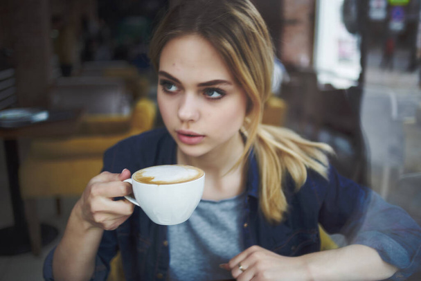 прелестная женщина в кафе чашка напитка  - Фото, изображение