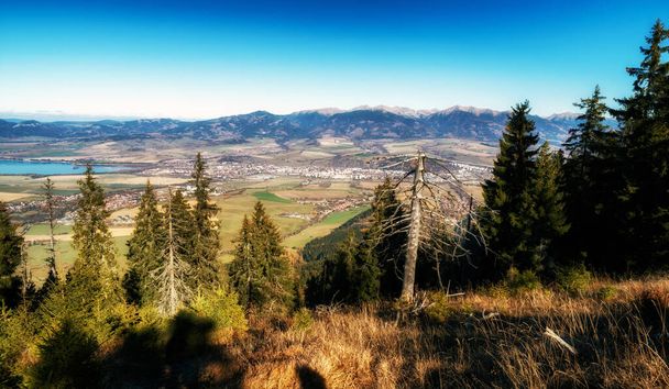 Bellissimo paesaggio montano. Vista dalla collina Demanovska Hora sulla diga Liptovska Mara e città Liptovsky Mikulas, Slovacchia. - Foto, immagini