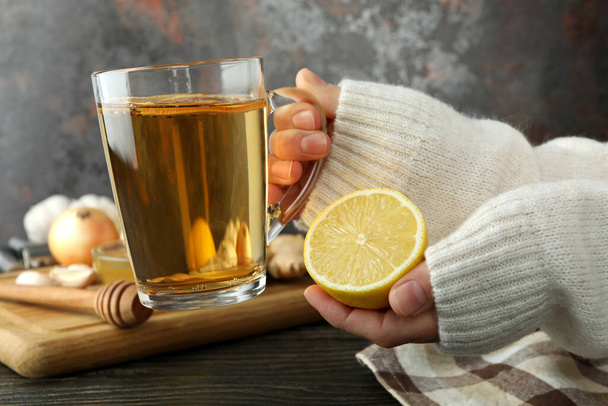 Concept of treatment colds with honey and garlic on  wooden table - Foto, Imagen