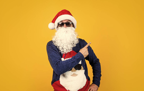 All I want for Christmas. new year party. celebrate winter holidays. merry christmas to you. xmas shopping time. prepare gifts and presents. just have fun. happy bearded mature man in santa claus hat - Zdjęcie, obraz