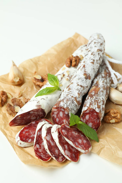 Käsite maukasta ruokaa salami makkara eristetty valkoisella pohjalla - Valokuva, kuva