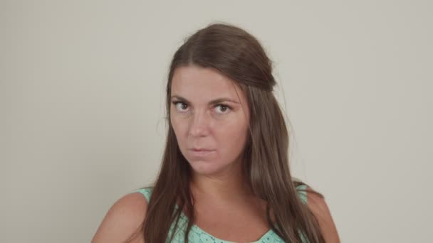 Porträt einer schockierten Frau, die sich erstaunt fühlt, weißer Hintergrund - Filmmaterial, Video