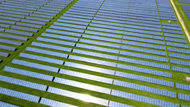 Luchtfoto van een grote duurzame elektriciteitscentrale met vele rijen zonnepanelen voor het produceren van schone ecologische elektrische energie. Hernieuwbare elektriciteit zonder uitstoot - Video