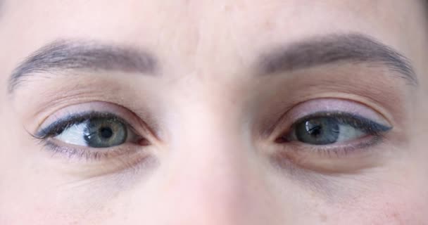 Dospělá žena oči s šilhání zpomalený film 4k - Záběry, video