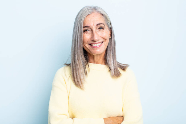 middle age gray hair woman looking like a happy, proud and satisfied achiever smiling with arms crossed - Foto, Imagen