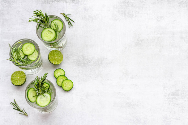 Homemade lemonade with cucumber lemon slices and herbs - Foto, afbeelding