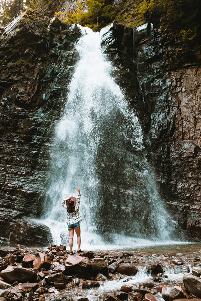 woman traveler enjoying view of waterfall copy space - Φωτογραφία, εικόνα