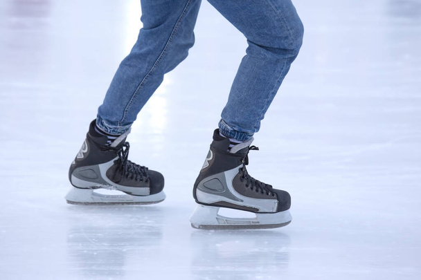 lábak a jégpályán guruló személy korcsolyáján - Fotó, kép