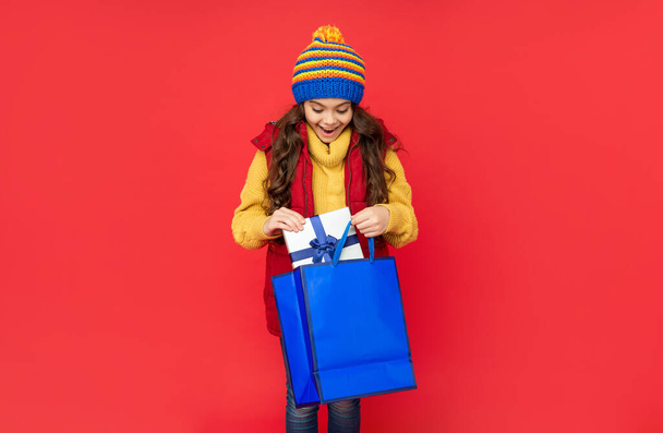 present and gifts buy. shopping child with purchase. kid with package. happy birthday holiday. - Fotoğraf, Görsel