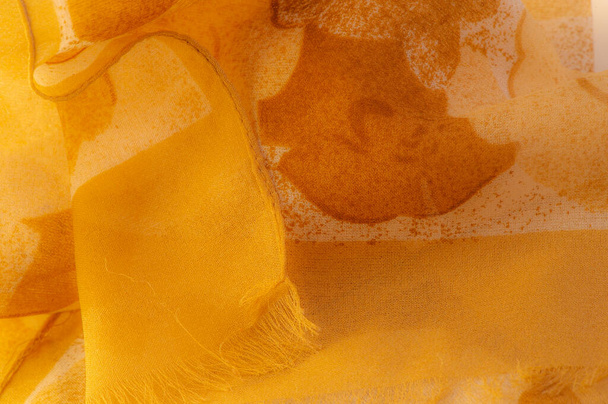 Abstraktes gelbes Seidenchiffon-Gewebe. Milchfarbener Taft-Seidenstoff künstlerisches Layout. Textur. Hintergrund. Vorlage. - Foto, Bild