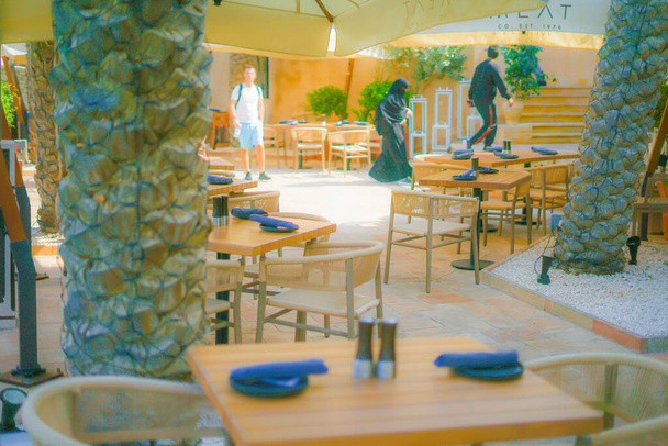 Divatos Restaurant Terrace Seat. Lövöldözés helye: Dubai - Fotó, kép